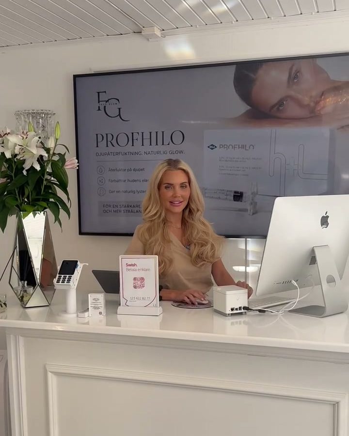 Emma i receptionen på Face Glow Kalmar, skärmen bakom visar Profhilo